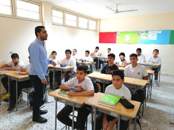 المعلم أحمد علي حسن يشرح دروس العلوم بالأناشيد