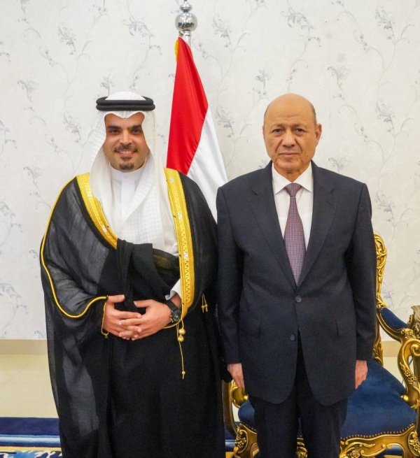 رئيس مجلس القيادة الرئاسي بالجمهورية اليمنية يتسلم أوراق اعتماد سفير البحرين