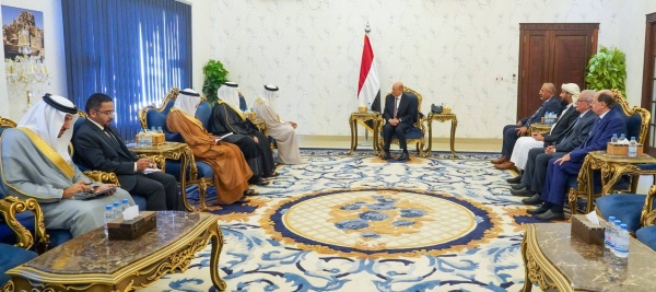 رئيس مجلس القيادة الرئاسي في الجمهورية اليمنية يستقبل وزير الخارجية