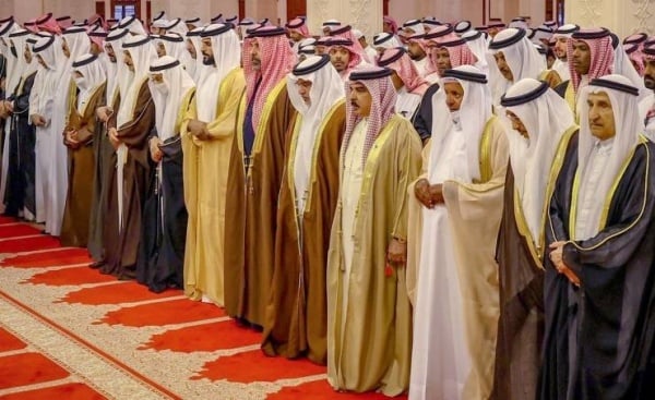 الملك يؤدي صلاة الجنازة على جثمان الشيخ عبد الله بن سلمان بن خالد آل خليفة