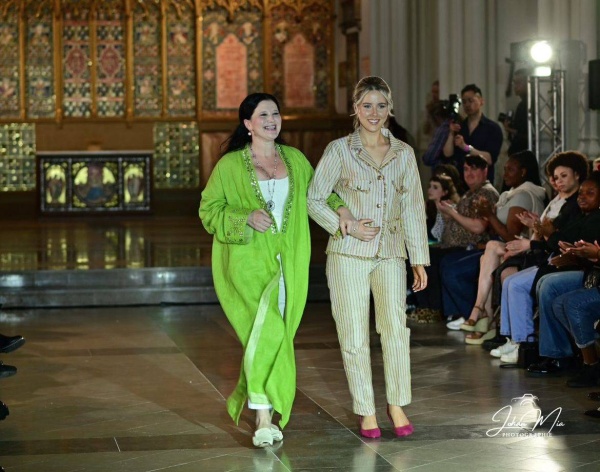 بأيدي مصممين بحرينيين ودوليين.. &laquo;تراكيب&raquo; تقدم ملابس منسوجة في &laquo;بني جمرة&raquo; بمعرض عالمي للأزياء بلندن