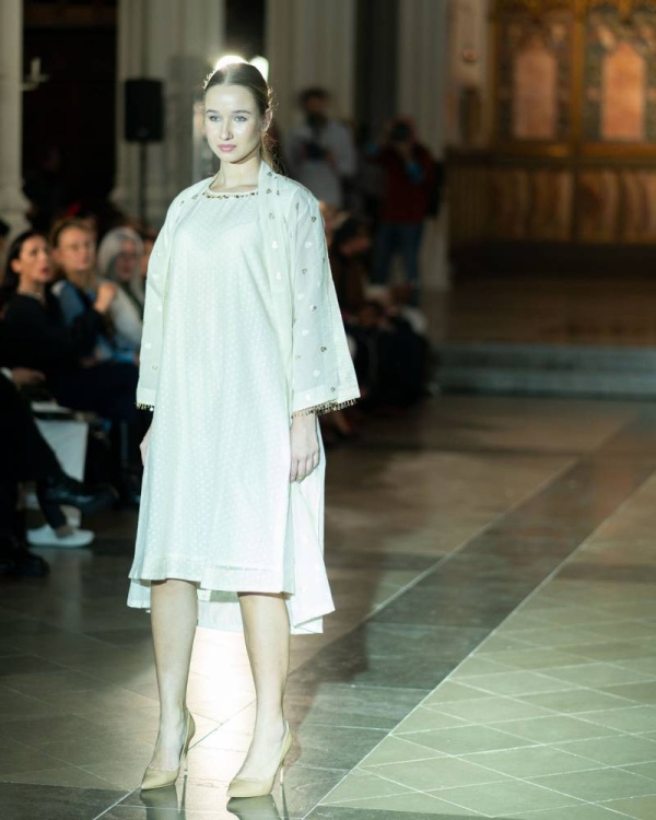 بأيدي مصممين بحرينيين ودوليين.. &laquo;تراكيب&raquo; تقدم ملابس منسوجة في &laquo;بني جمرة&raquo; بمعرض عالمي للأزياء بلندن