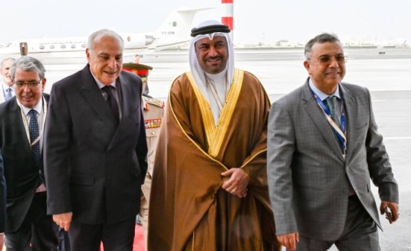 وزير الشؤون الخارجية الجزائرية يصل إلى البحرين للمشاركة في القمة...