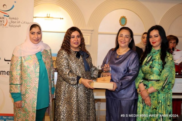 &rlm;"جمعية سيدات الأعمال البحرينية" تكرم رموز الصحافة الوطنية والمراسلين