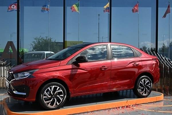 إزاحة الستار عن Lada Iskra الجديدة في منتدى بطرسبورغ الاقتصادي (صور+فيديو)