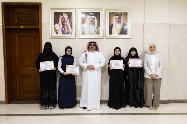 وزير التربية والتعليم يستقبل عدداً من طالبات المدارس الفائزات في مسابقة الكلية الملكية للجراحين