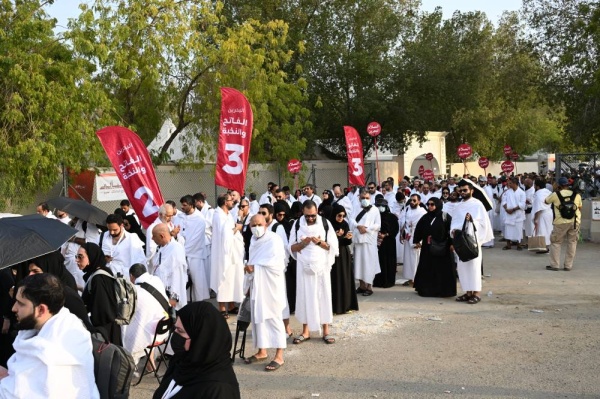 حجاج البحرين ينفرون من عرفات إلى مزدلفة بعد أداء ركن الحج الأعظم