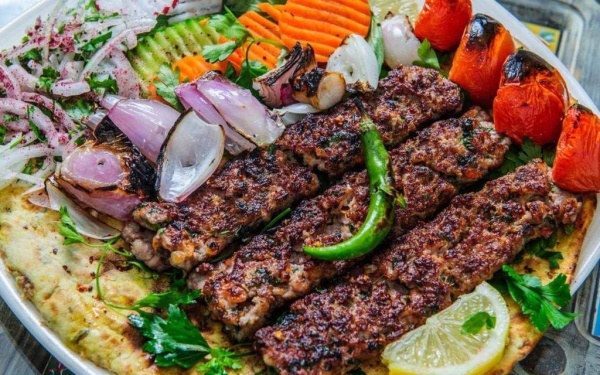 لزيادة عدد الزبائن وتعزيز مبيعاته.. صاحب مطعم عراقي يضع مواد مشهية في الطعام