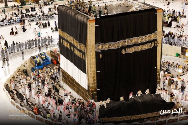 السعودية.. أول مشاركة نسائية في تغيير كسوة الكعبة المشرفة (صور)