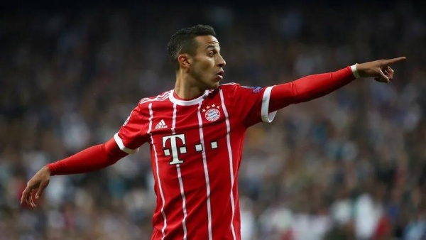 تياغو ألكانتارا يقرر الاعتزال بعد 534 مباراة و27 لقباً