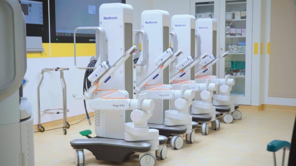 لأول مرة في البحرين.. الخدمات الطبية الملكية تستخدم روبوت جراحي لاستئصال الأورام الخبيثة