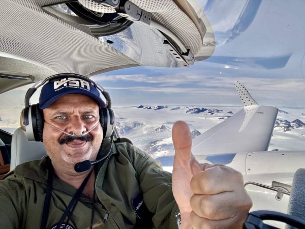 دار حول الكوكب.. طيار سعودي يرد على المشككين بكروية الأرض