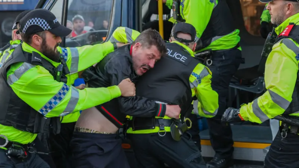 بريطانيا.. الشرطة تستعرض قوتها لضبط الشغب وتعتقل 400 شخص