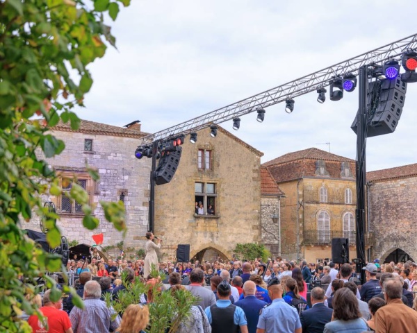 خطف الأنظار بالزي العربي.. والجمعة الفحص البيطري.. الفريق الملكي يشارك في افتتاح بطولة العالم للقدرة بفرنسا