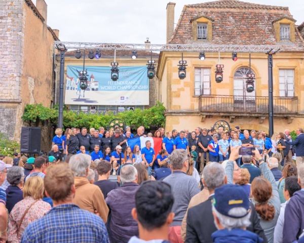 خطف الأنظار بالزي العربي.. والجمعة الفحص البيطري.. الفريق الملكي يشارك في افتتاح بطولة العالم للقدرة بفرنسا