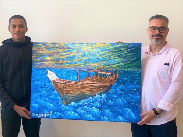 ضمن أعماله في العطلة الصيفية.. رامي يهدي إدارة مدرسته لوحة فنية بمناسبة العودة المدرسية