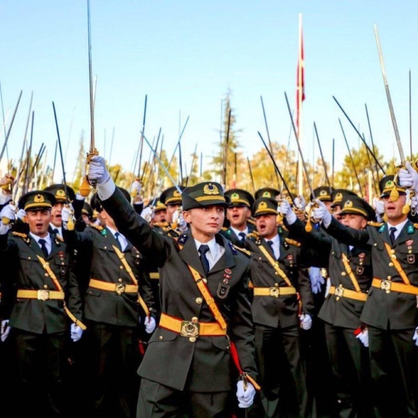 هتافات أيدت أتاتورك.. فيديو لجنود أتراك يغضب أردوغان