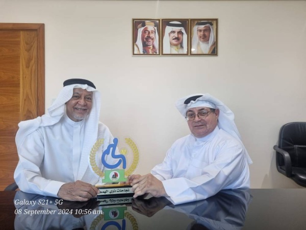 المحفزون البحرينية تكرم الشيخ دعيج بن خليفة رئيس (الوطنية لخدمات المعوقين)