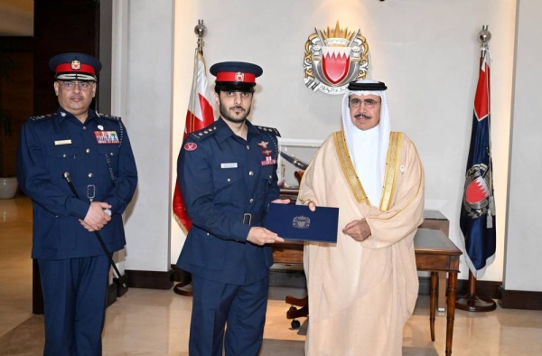 ضابط وشرطيان ينقذون شخصين بعد تعطل مثبت سرعة السيارة عند 180 كم في الساعة