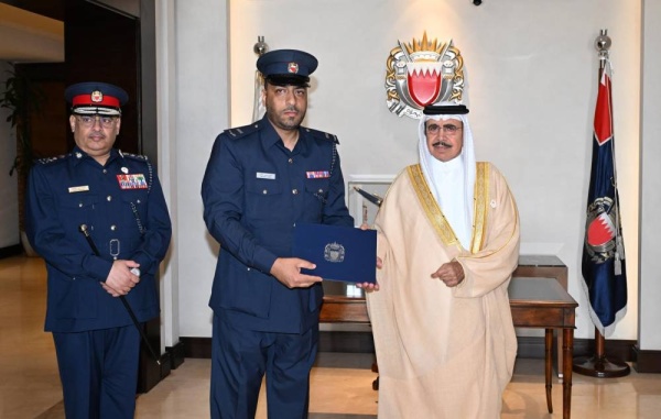 ضابط وشرطيان ينقذون شخصين بعد تعطل مثبت سرعة السيارة عند 180 كم في الساعة