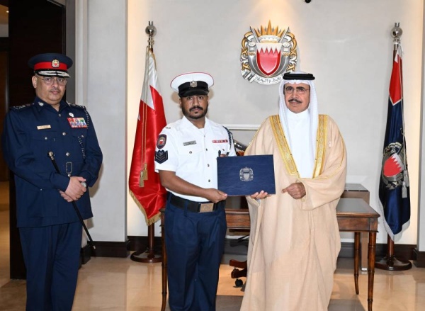 ضابط وشرطيان ينقذون شخصين بعد تعطل مثبت سرعة السيارة عند 180 كم في الساعة