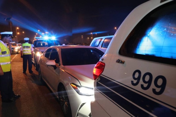 ضابط وشرطيان ينقذون شخصين بعد تعطل مثبت سرعة السيارة عند 180 كم في الساعة