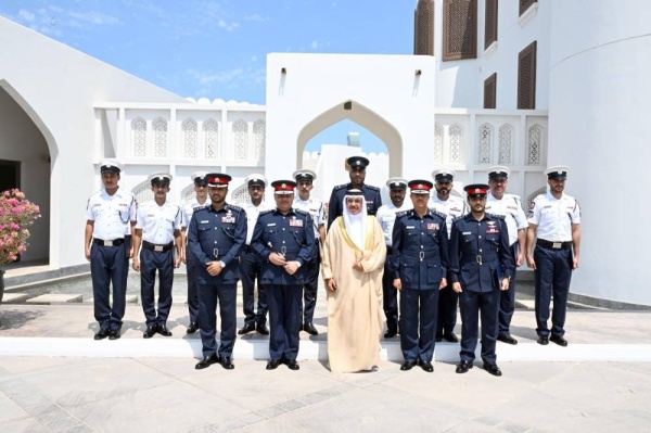 ضابط وشرطيان ينقذون شخصين بعد تعطل مثبت سرعة السيارة عند 180 كم في الساعة