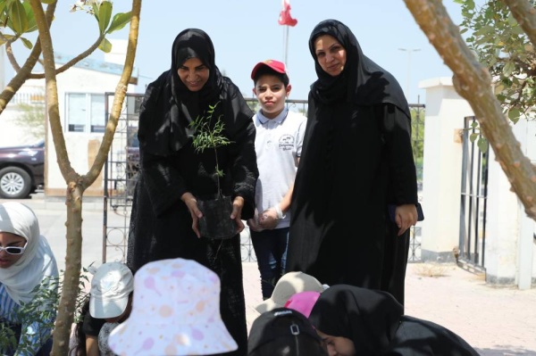 بلدية المنطقة الجنوبية تقيم حملة "سواعد" لغرس وتشجير مصادر التعلم بمشاركة طالبات توبلي الابتدائية