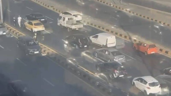 مشاجرة بين فتاة وسائق تاكسي تشغل الأردنيين وتشعل التواصل