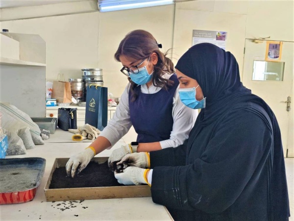 تجربة علمية لطالبتين في البحرين: تحويل بقايا القهوة لمادة بخرسانة البناء