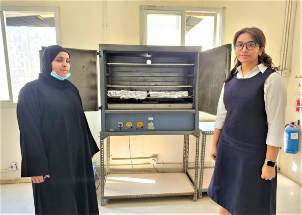 تجربة علمية لطالبتين في البحرين: تحويل بقايا القهوة لمادة بخرسانة البناء