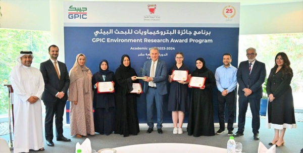 تجربة علمية لطالبتين في البحرين: تحويل بقايا القهوة لمادة بخرسانة البناء