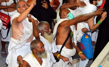 حجاج بيت الله الحرام يرمون جمرة العقبة