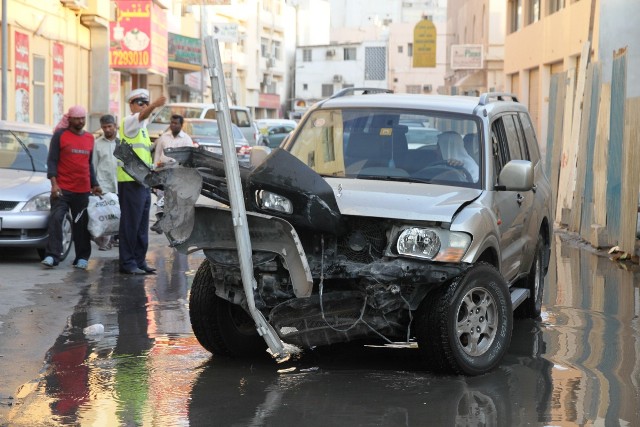 بالصور.. أضرار مادية كبيرة في حادث مروري بالحورة