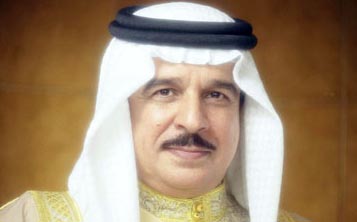 الملك يشهد اول قفز مظلي حر ينفذه الحرس الملكي ‎