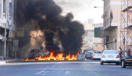 بالصور.. إرهابيون يغلقون شارع عيسى الكبير بإطارات محروقة ظهر الاثنين