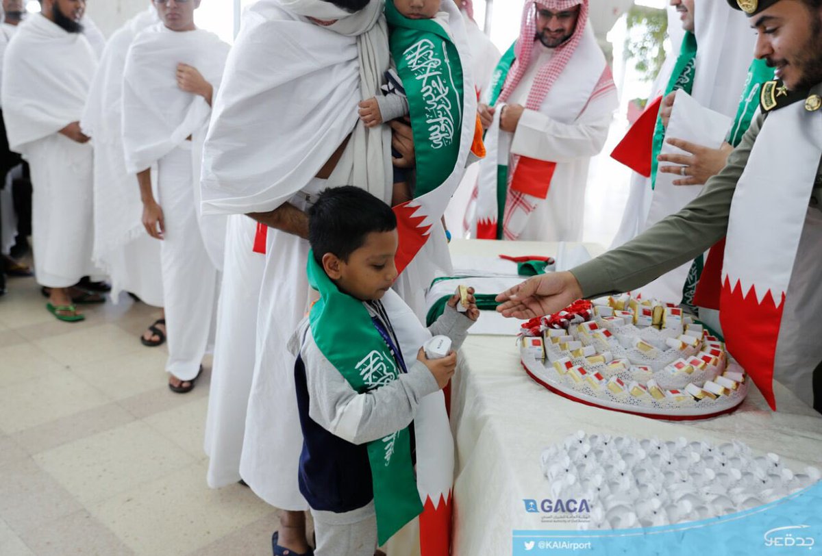 بالصور..مطار الملك عبدالعزيز  في جدة يوزع الحلوى احتفالا بالعيد الوطني البحريني