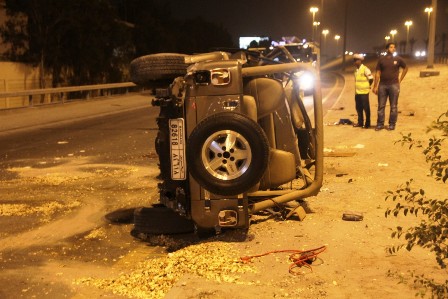 إصابة أربعة انقلبت سيارتهم بشارع خليفة بن سلمان