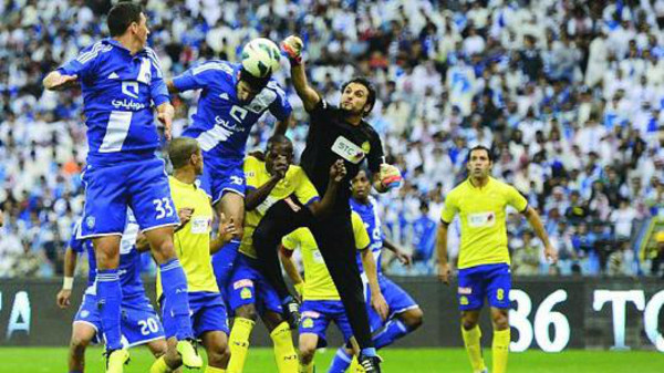 الهلال يفوز على غريمه النصر.. ويبقي المنافسة مستمرة