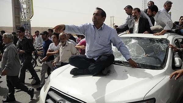 عرب الأحواز يعتدون على المرشح الرئاسي محسن رضائي في إيران