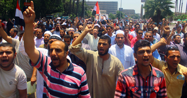 الشرطة تفرق اول تظاهرة بدون تصريح تطبيقا لقانون التظاهر الجديد في القاهرة