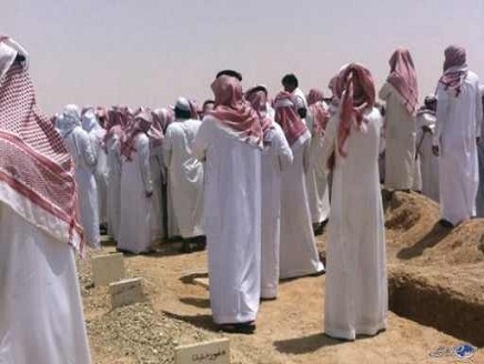 قاضٍ في السعودية يحكم على شابين بحفر 6 قبور