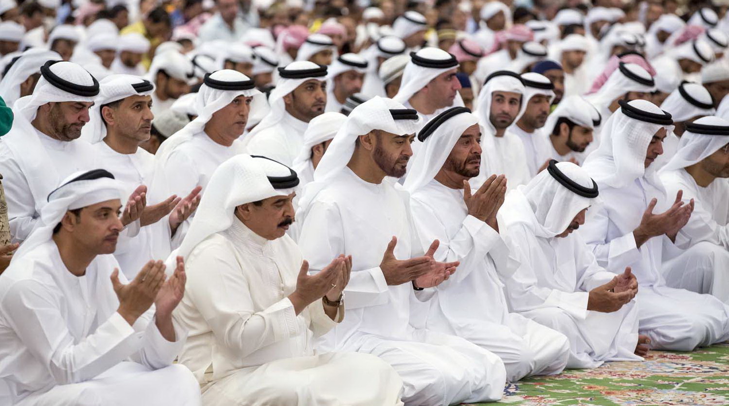 الملك يشارك ولي عهد أبوظبي صلاتي الجمعة والغائب على ارواح الشهداء