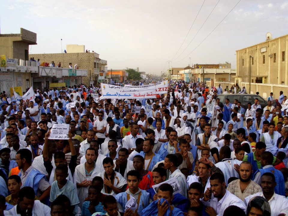 عشرات آلاف المعارضين يطالبون برحيل الرئيس الموريتاني