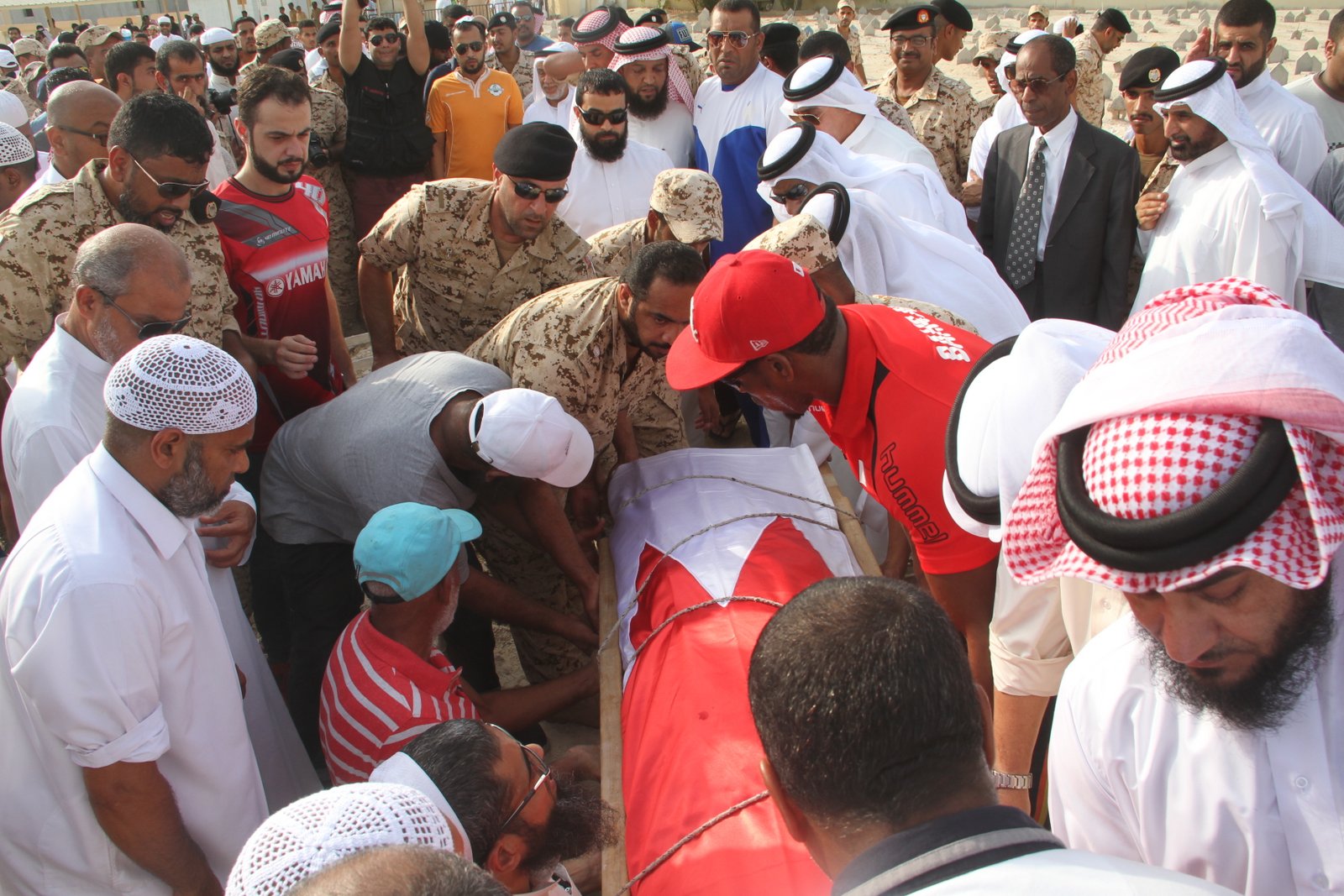 بالصور.. البحرين تودع شهيد الواجب عيسى عبدالله في الحد