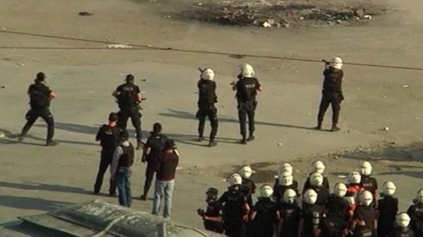 شرطة مكافحة الشغب التركية تقتحم ساحة تقسيم بإسطنبول