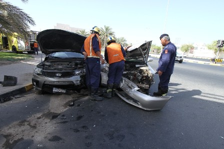 إصابة شخصين تصادمت سيارتاهما بالمحرق