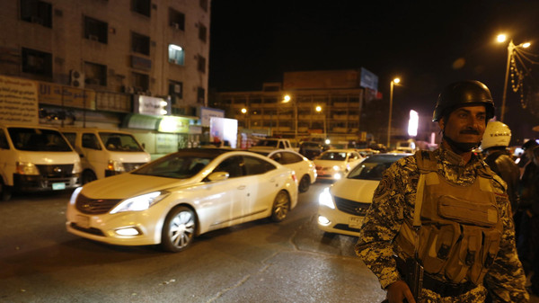 البغداديون يتجولون بحرية بعد رفع الحظر