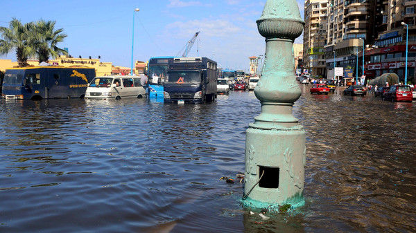 السيول تضرب الإسكندرية مجدداً.. انهيار مبنيين و3 قتلى