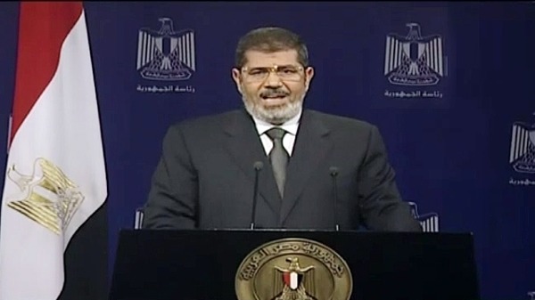 مرسي يتمسك بالرئاسة.. والسيسي يتعهد بحماية الشعب